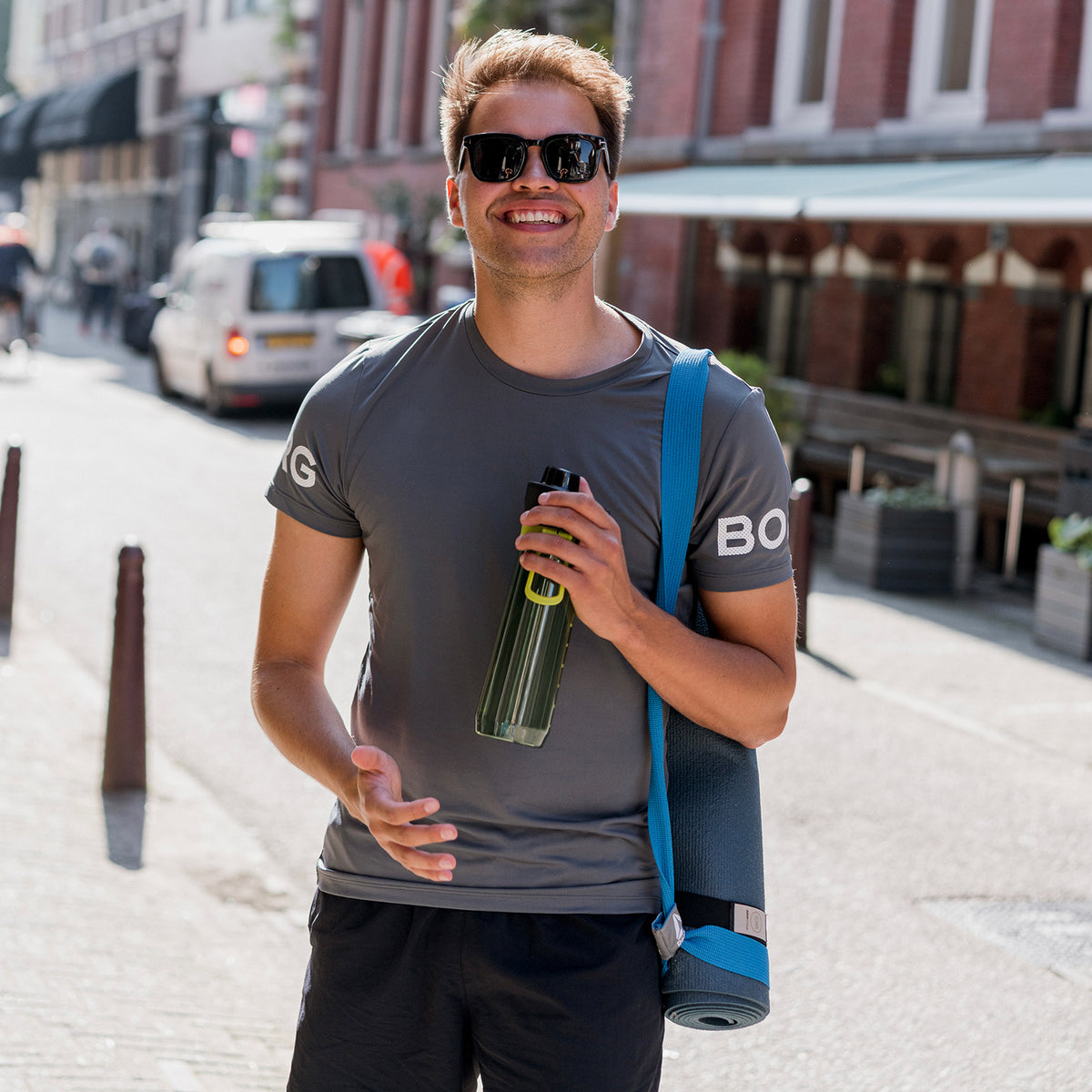 ALADDIN Wasserflasche Sports Tracker in 4 colors, 800 ml capacity, with a sleek design and sports tracking features.