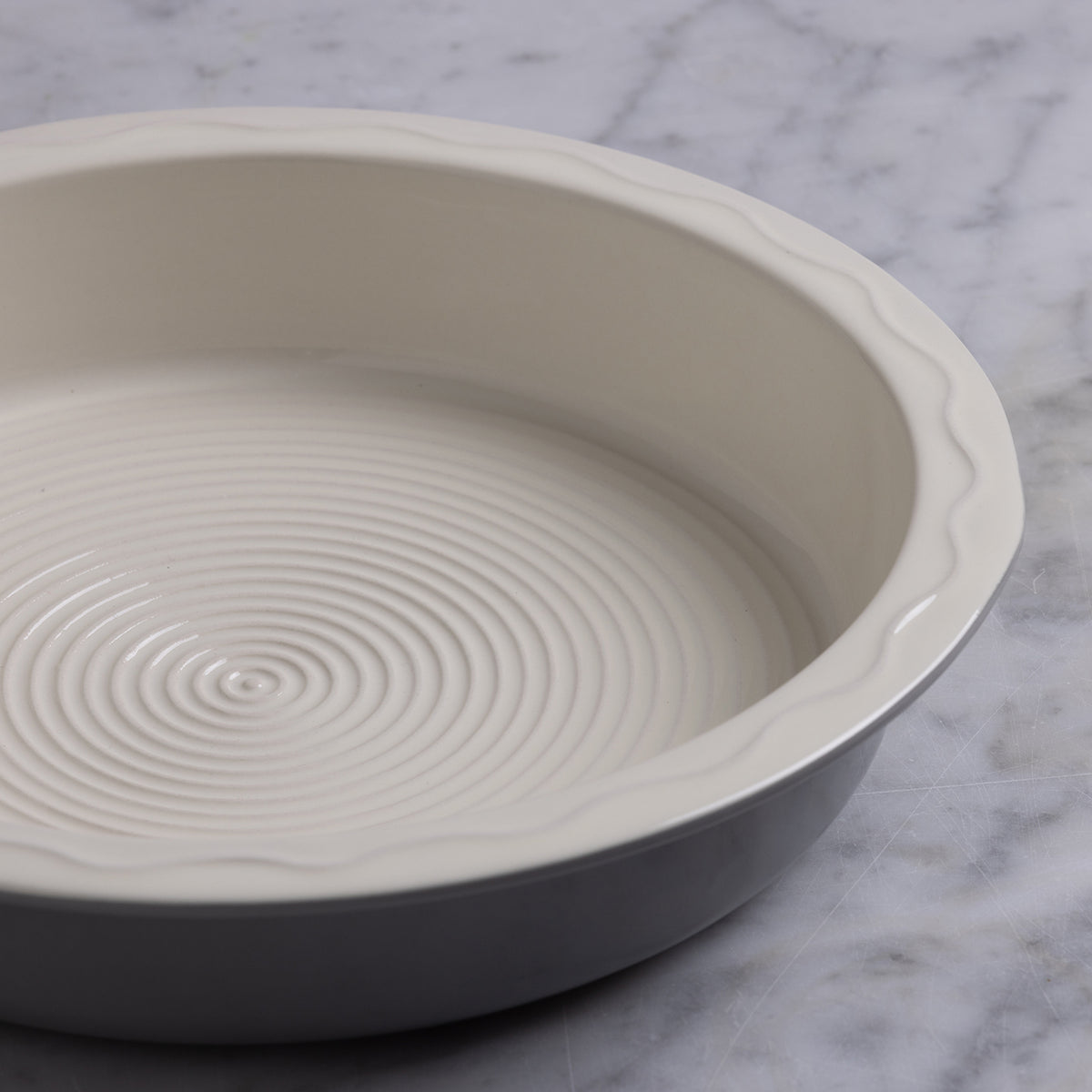 Mason Cash 29cm ceramic Kuchen-Auflaufform with a classic design, ideal for baking and serving casseroles and baked dishes.