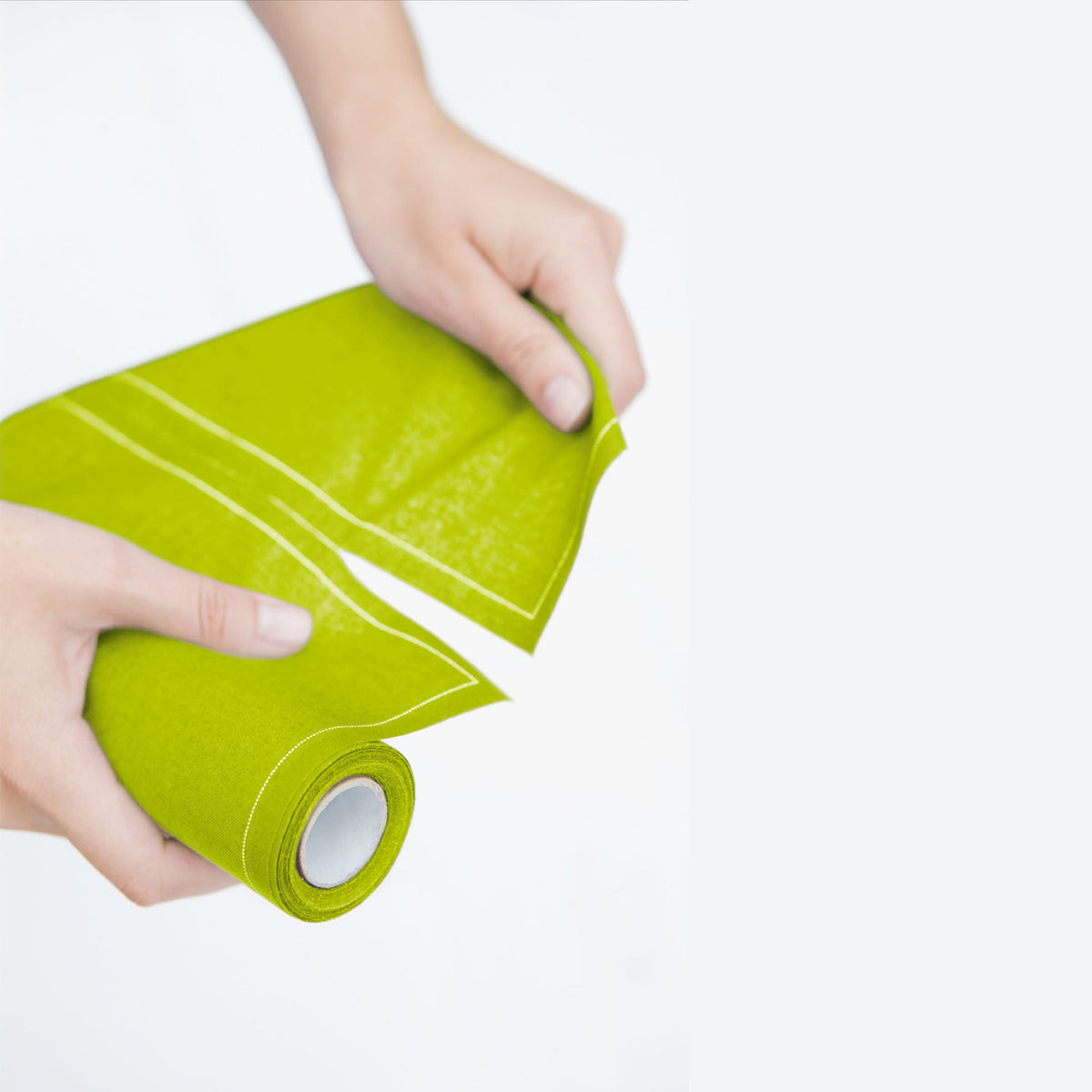 Set of pistachio-colored napkins and placemats from MY DRAP in three styles, featuring elegant fabric with a textured finish.