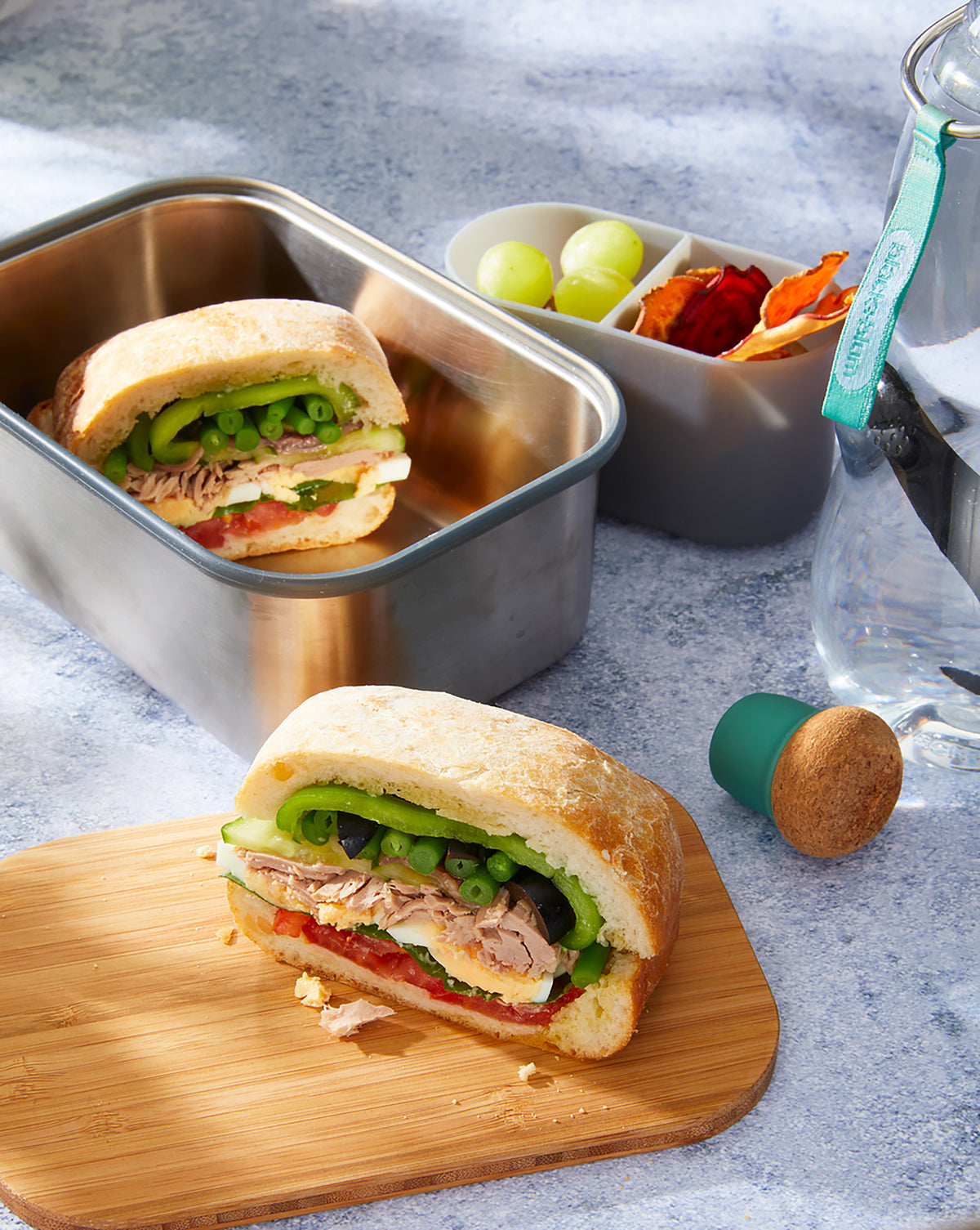 Pan Bagnat mit Thunfisch, Oliven und Basilikum