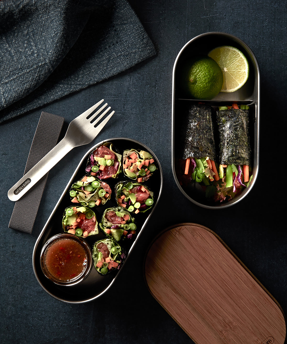 Salat-Sushi-Rollen mit Ingwer-Dip-Sauce