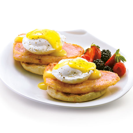 CUISIPRO Eier-Pochierer in Gelb, Weiß und Edelstahl for perfectly poached eggs, shown with the product on a kitchen countertop.