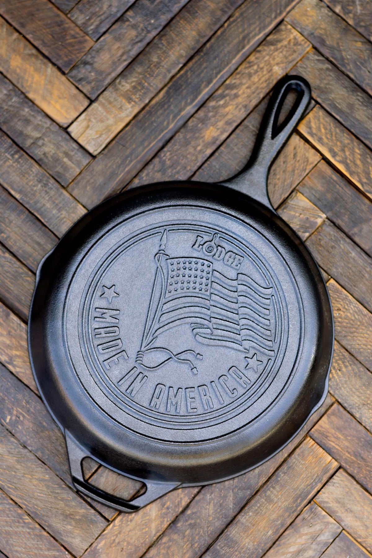 Lodge classic cast iron skillet with US flag design, 25.4 cm diameter, outdoor cooking pan with sturdy handle.
