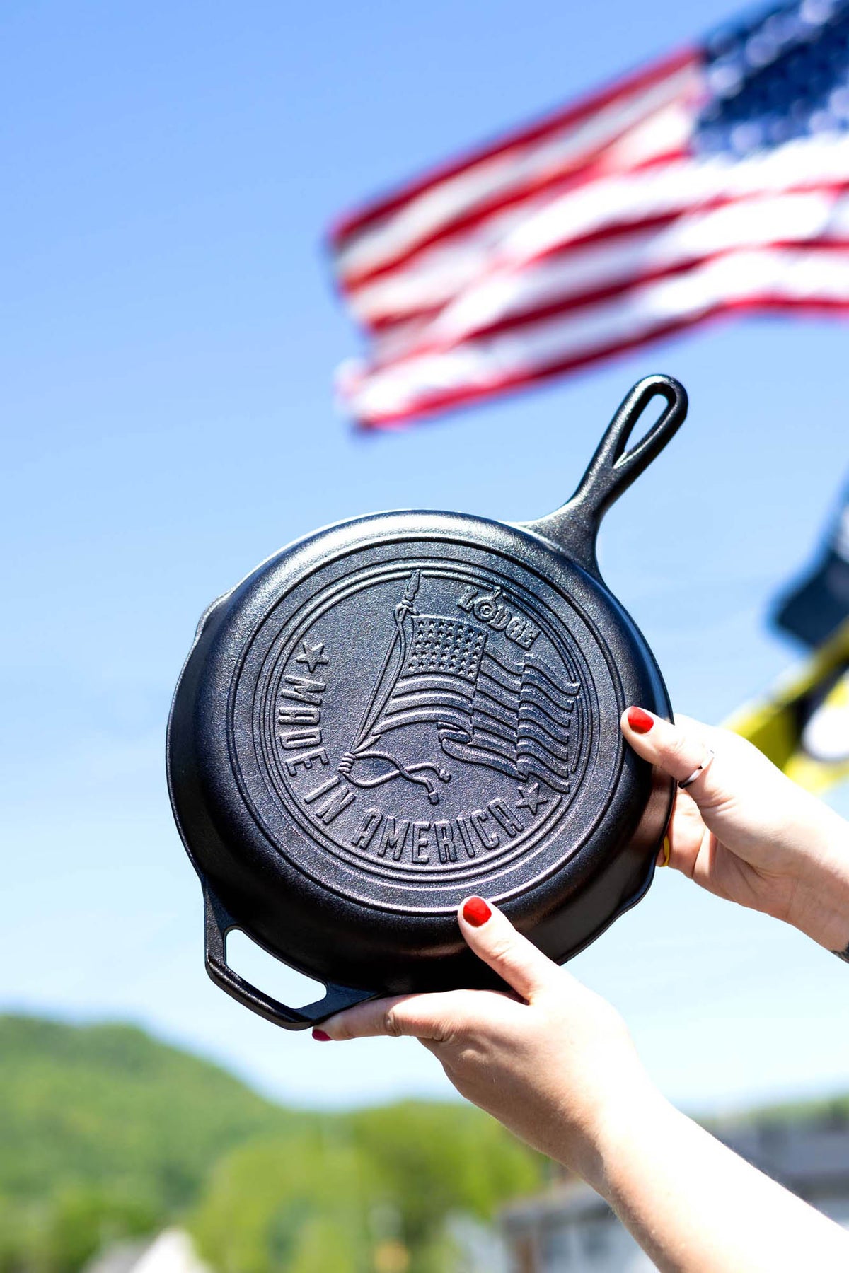 Lodge cast iron skillet with US flag design, 25.4 cm, black pan suitable for cooking and frying.