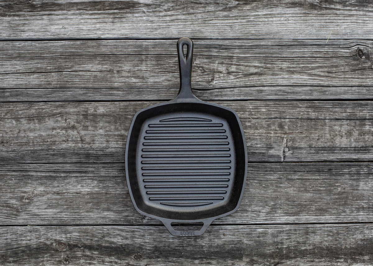 Lodge square cast iron grill pan in black with a 26.7 cm diameter, ideal for grilling and searing.