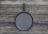 Lodge Classic black flat grill pan with a 26.7 cm diameter, ideal for grilling and searing on the stovetop.