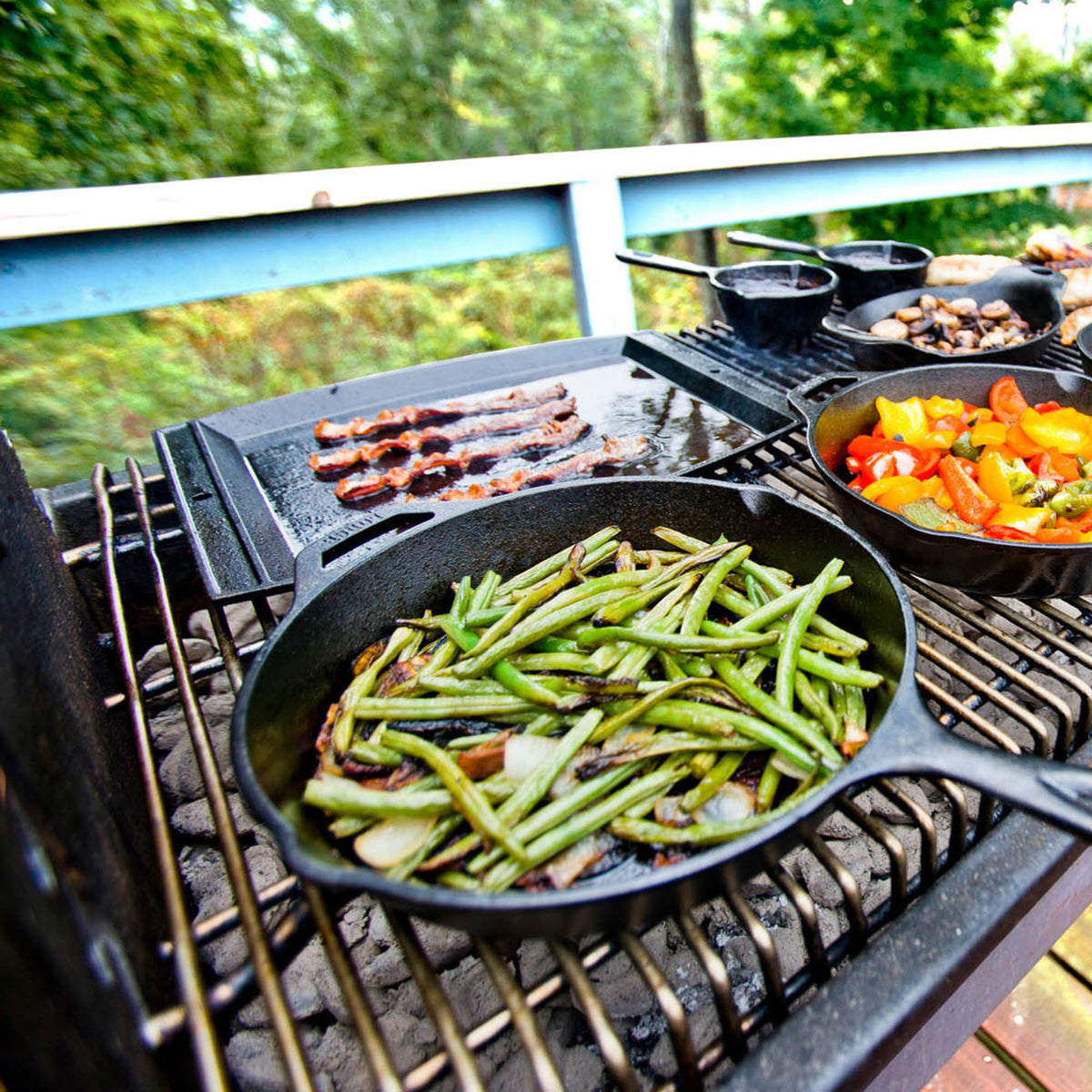 Lodge Classic black grill plate, 30.5 cm diameter, cast iron cooking surface with ridges for grilling and searing.