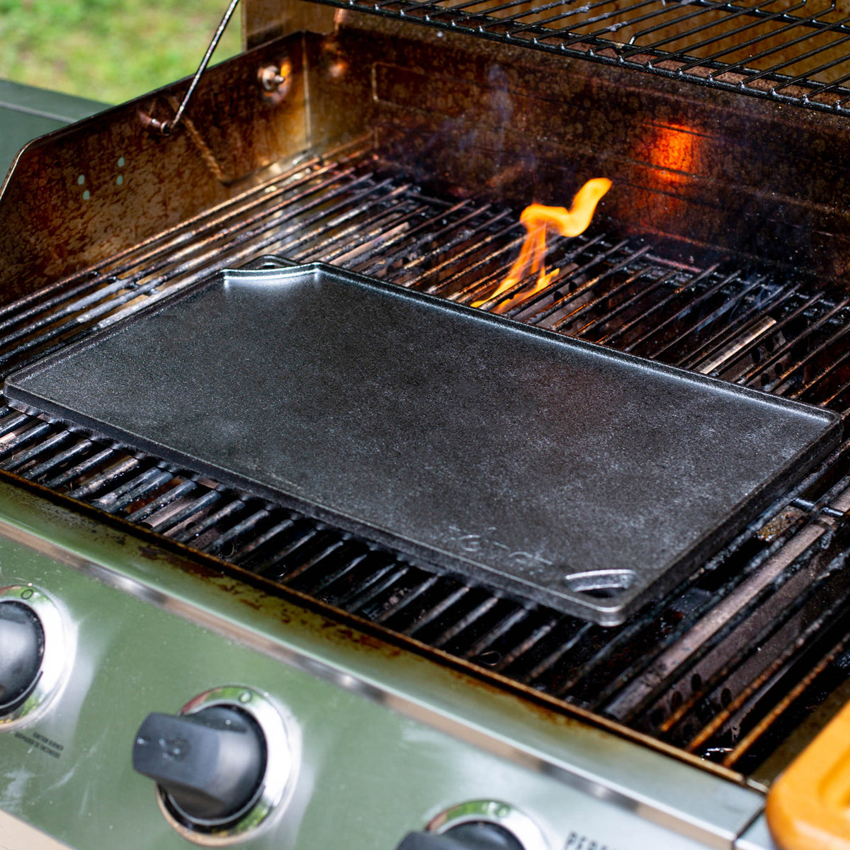 Lodge 2-sided Classic black grill plate with 42.5 cm surface for indoor grilling and searing.