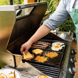 Lodge 2-sided black cast iron grill plate, classic style, 42.5 cm, suitable for outdoor grilling and searing.