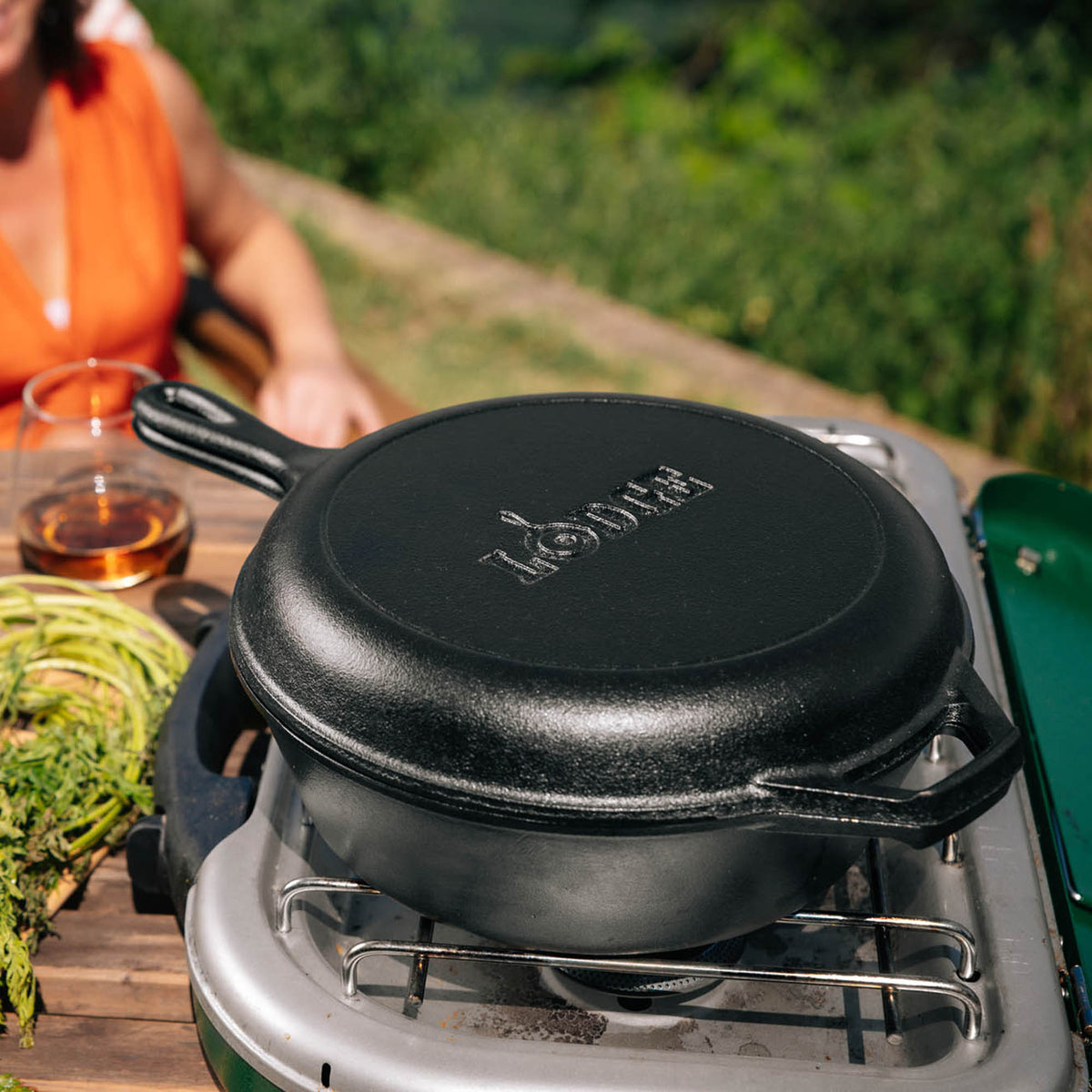 Lodge cast iron round Kombi-Kochtopf, classic 8.9L with lid, durable cookware for versatile cooking.