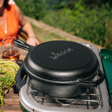 Lodge cast iron round Kombi-Kochtopf, classic 8.9L with lid, durable cookware for versatile cooking.