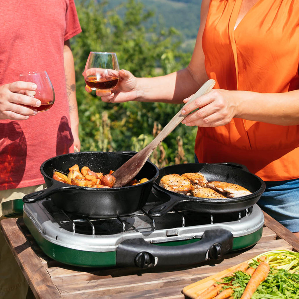 Lodge classic round cast iron combo cookpot with 8.9L capacity, durable black finish, suitable for versatile cooking.
