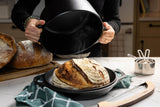 Lodge Dutch-Oven, 12.3-liter classic black cast iron pot, suitable for stovetop and oven cooking, with lid and sturdy handles.