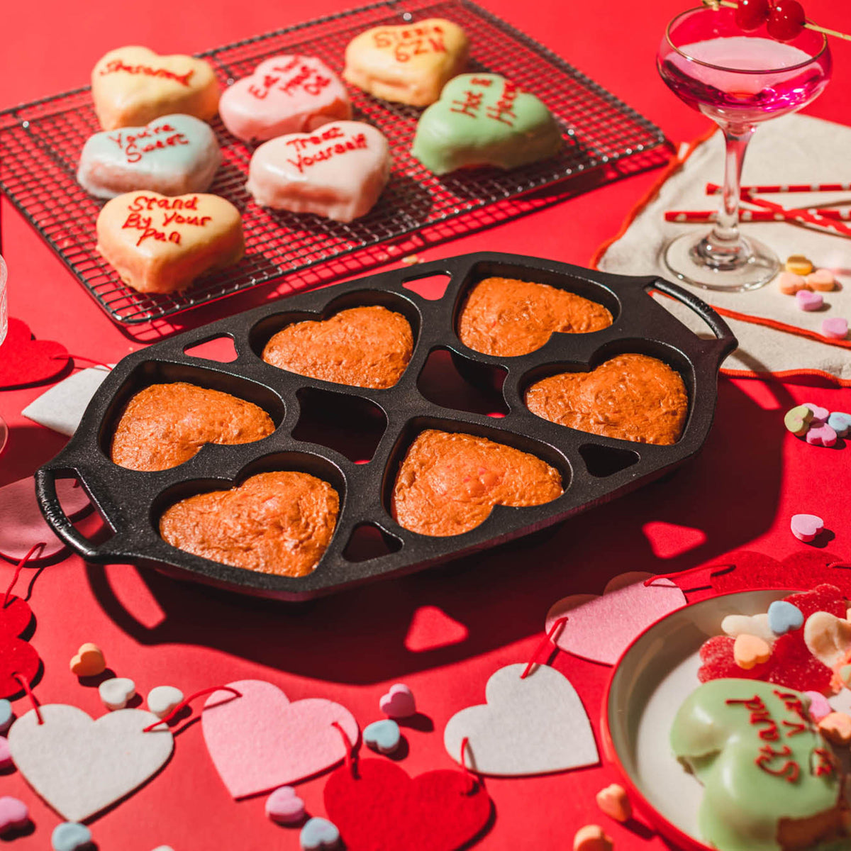 Lodge Classic 6-heart black cake pan, non-stick baking mold for heart-shaped cakes, durable and easy to clean.