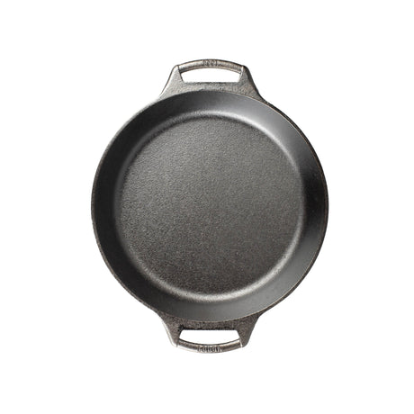 Lodge 26cm black classic baking pan with smooth surface, ideal for baking cakes and desserts