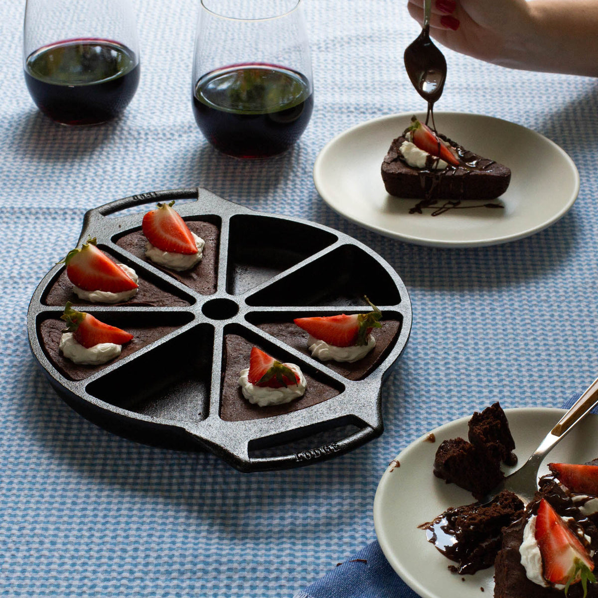 Lodge classic black baking pans set with 8 pieces, including various shapes for oven baking and cooking.