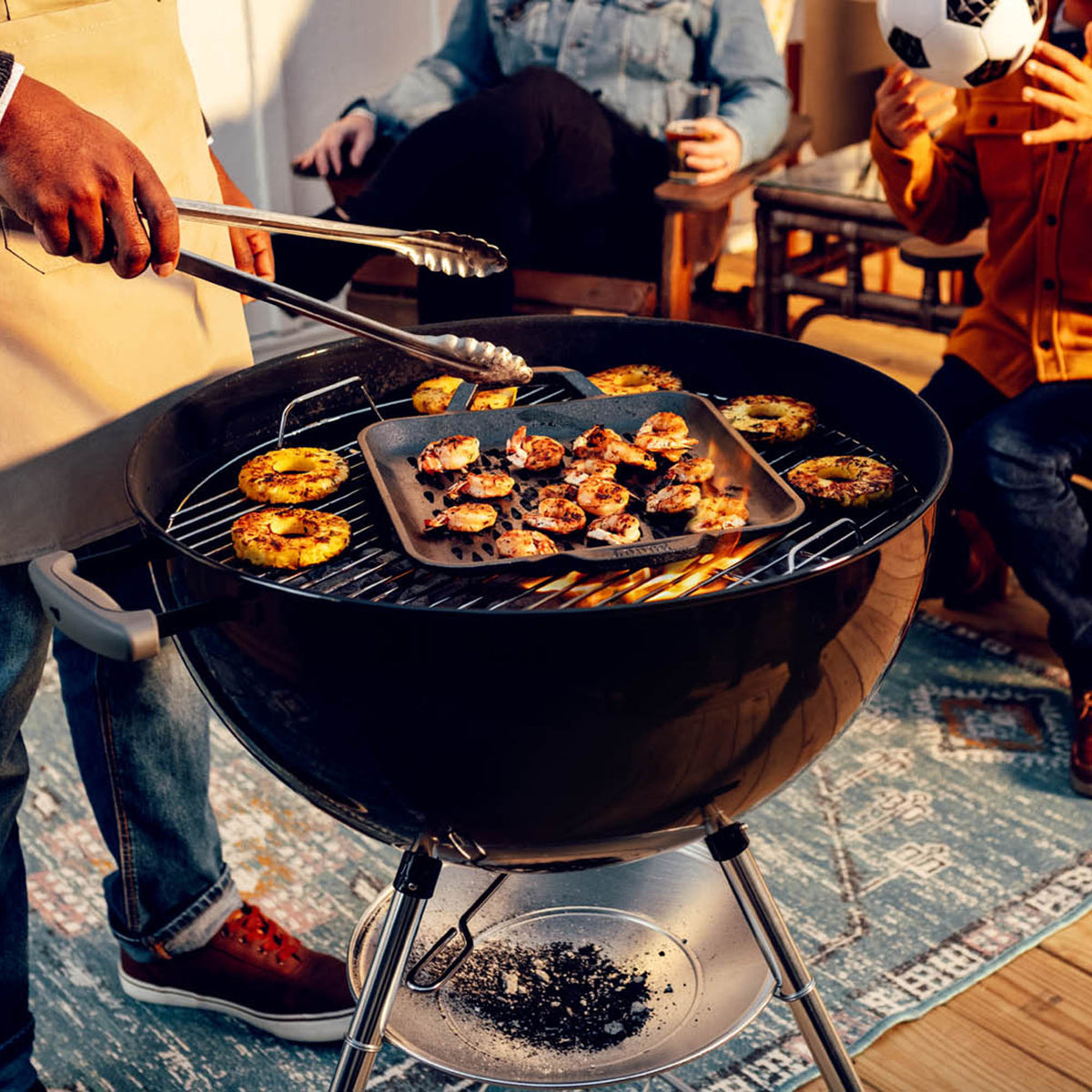 Lodge black cast iron wok with 32 cm diameter, designed for high-heat cooking and stir-frying in the kitchen.