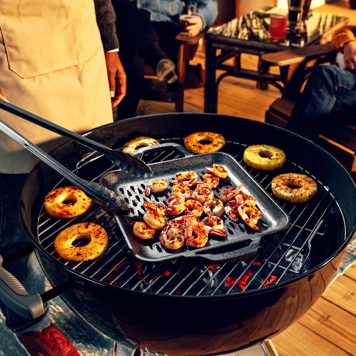 Black LODGE cast iron wok, 32 cm size, with a sturdy handle, ideal for stir-frying and cooking on various stovetops.