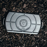 Lodge black cast iron grill plate, 51 cm, with a locking mechanism, suitable for outdoor grilling and cooking.