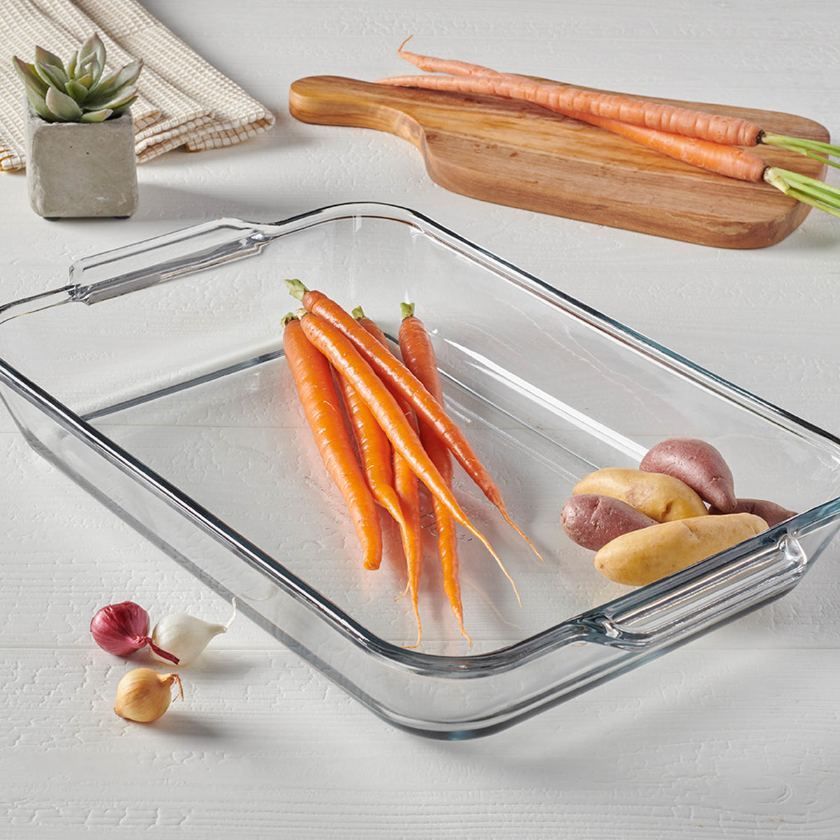 Anchor Hocking Basics baking dish, rectangular glass Auflaufform with clear glass sides and base for oven use.