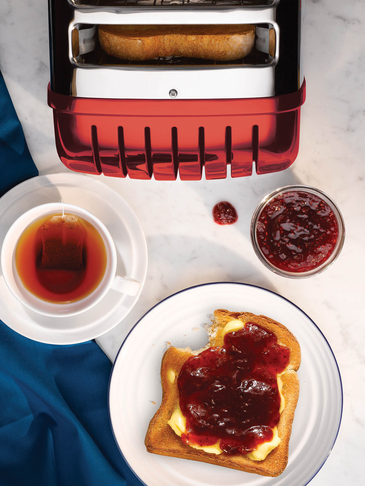 Dualit Newgen toaster with rotating function, 2-slice capacity, sleek design, and modern finish.