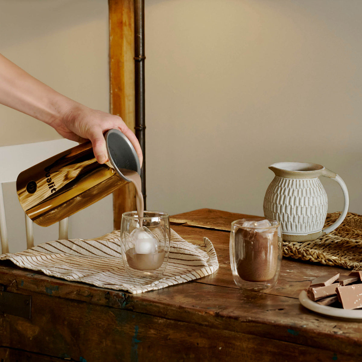 Dualit Milchaufschäumer in kupfer for frothing milk and chocolate, with sleek design and stainless steel construction.