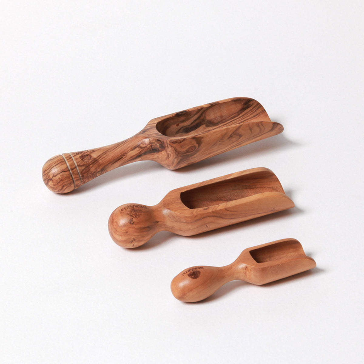 BÉRARD salt scoop in brown, 18 cm long, with a sleek design for kitchen use, shown in close-up detail.