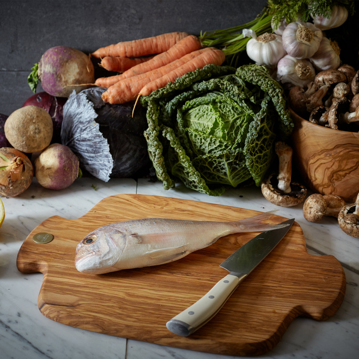 BÉRARD Olivenholz-Schneidbrett RACINE, 40 cm, handcrafted wooden cutting board with natural olive wood grain.