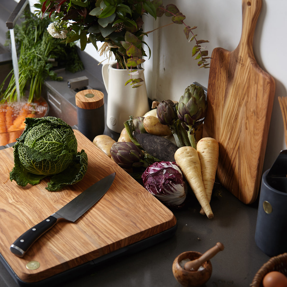 BÉRARD MILLINARI olive wood cutting board with natural brown finish, handcrafted for kitchen prep and serving.