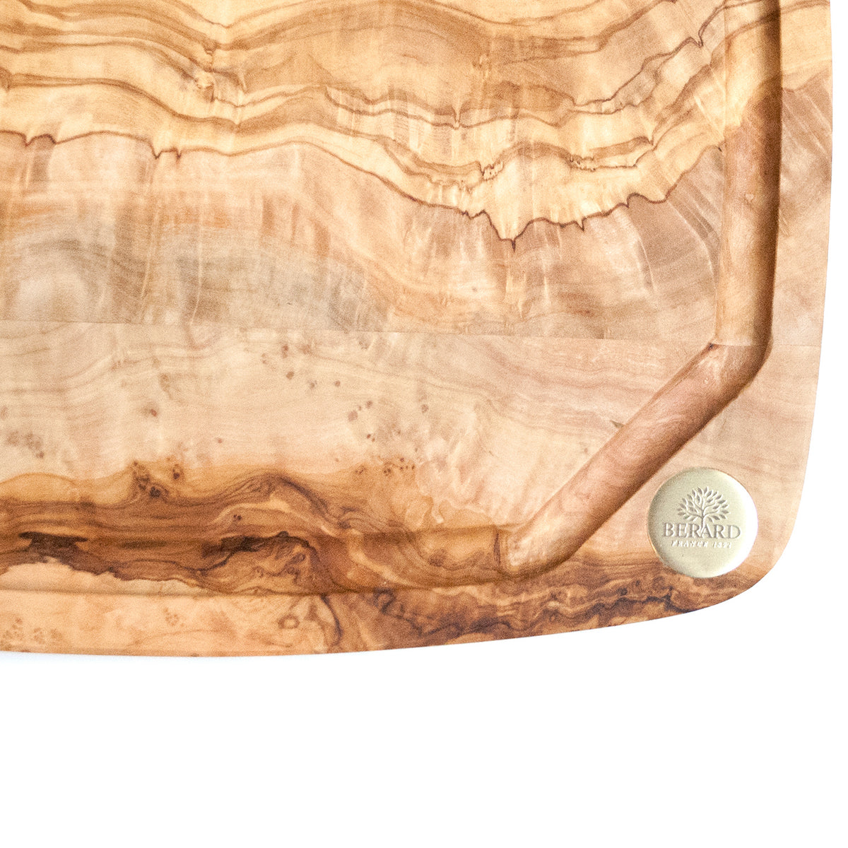 BÉRARD Braunnholz-Schneidbrett NERRO olive wood cutting board with a smooth surface and natural wood grain.