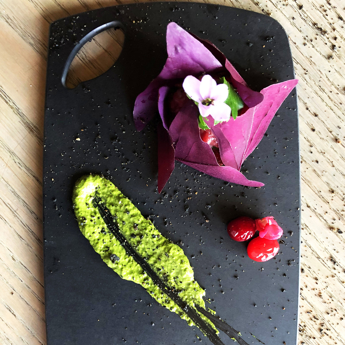 BÉRARD black wooden Schneidbrett L cutting board with 15 cm size, showing smooth surface and rounded edges.