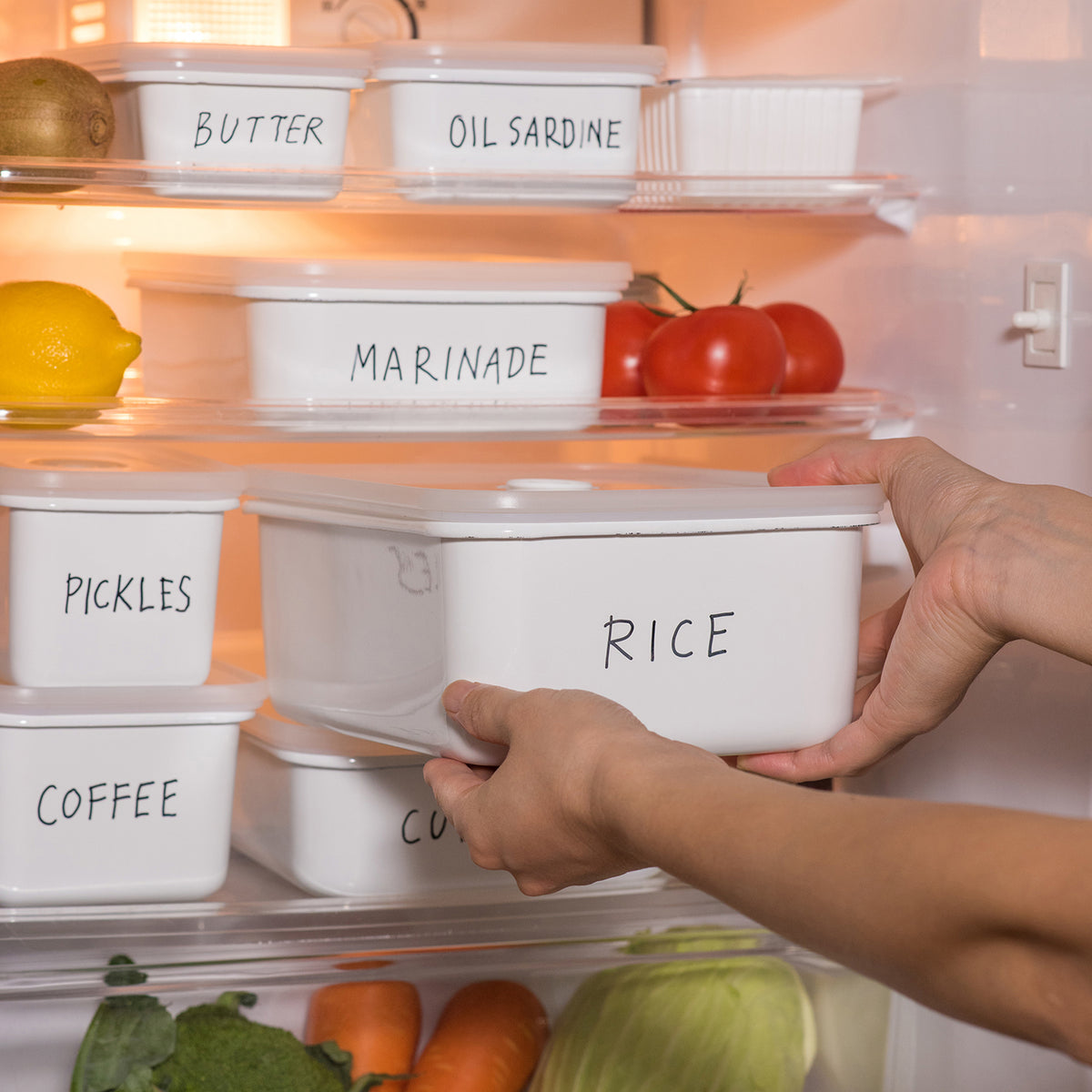 White HONEYWARE enameled vacuum container with 740 ML capacity, featuring a sleek design and secure lid for food storage.