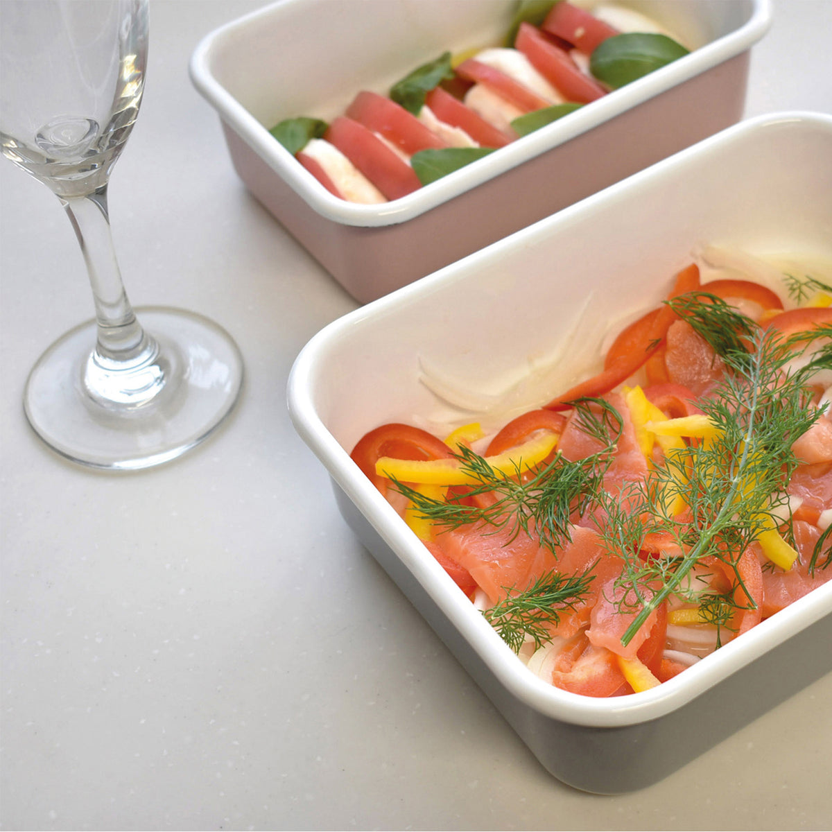 HONEYWARE Color Line emailledosen in pink, 420 ml, featuring a vibrant, glossy enamel finish for serving or mixing.