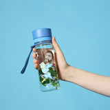 PROFINO INFUZE 350 ml reusable Trinkflasche in transparent with colorful silicone sleeve and screw-on lid.