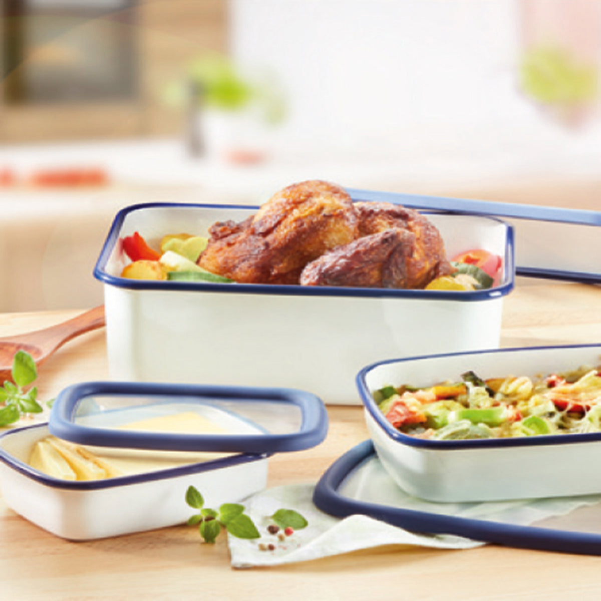 HONEYWARE Classic dark blue enameled pot with a 1.7L capacity, showcasing a smooth, glossy finish and sturdy handles.