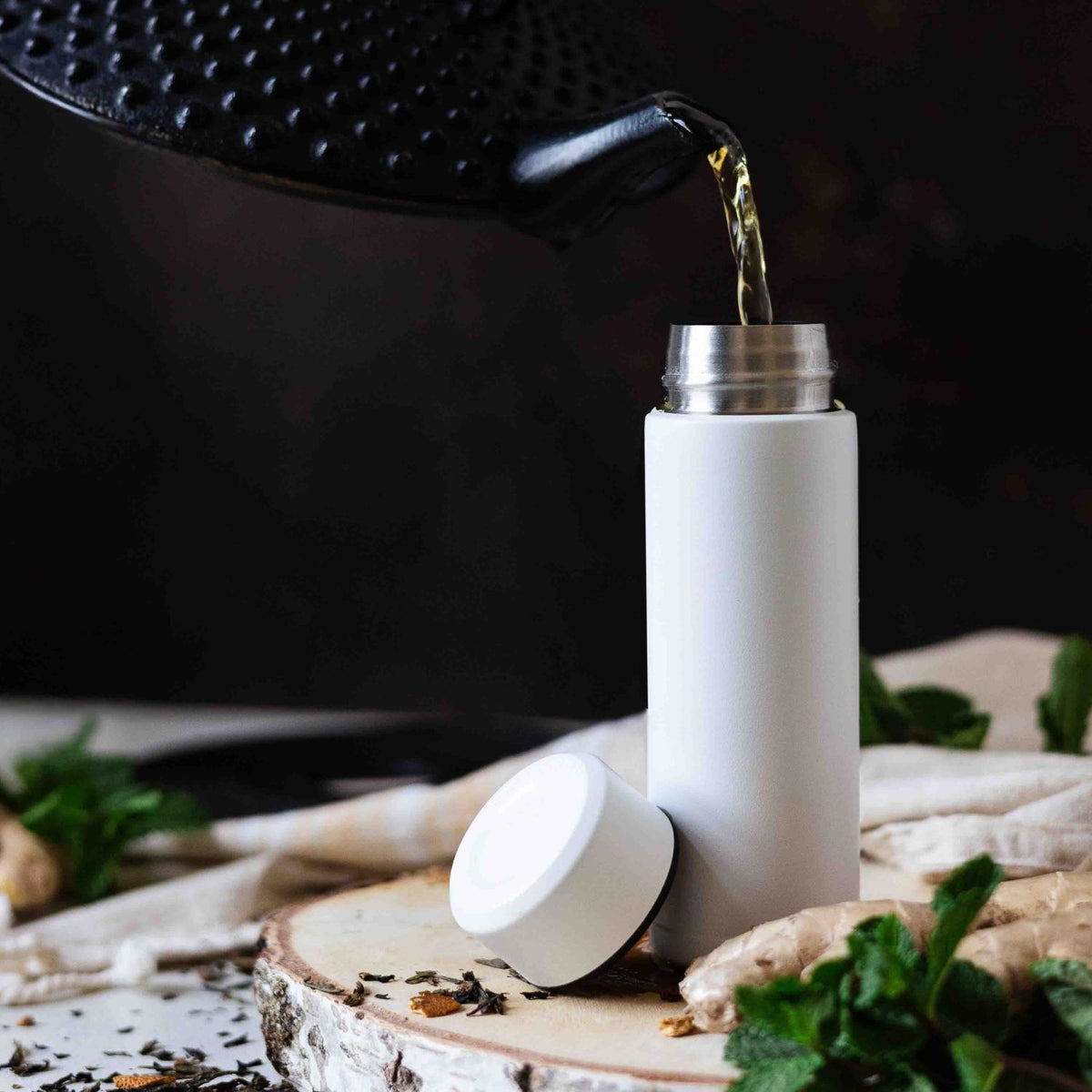 KYOCERA slim white insulated flask, Isolierflasche, with a sleek design and secure lid for hot and cold beverages.