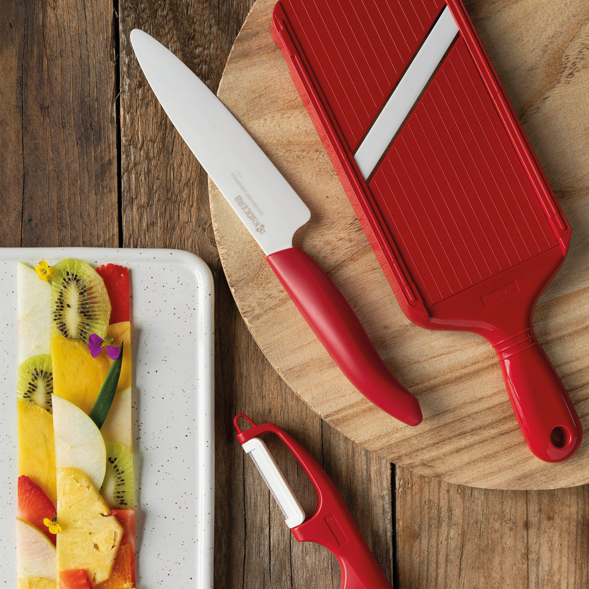 KYOCERA ceramic 4-stage hobel in black with adjustable settings and textured grip for precise peeling and slicing.