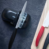 KYOCERA Diamant-Messerschärfer in schwarzem Kunststoff, handheld kitchen tool for sharpening knives.
