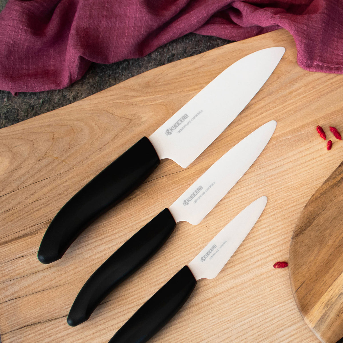 KYOCERA Keramikmesser GEN NATURE black ceramic knife with sleek black handle for precise cutting and kitchen prep.