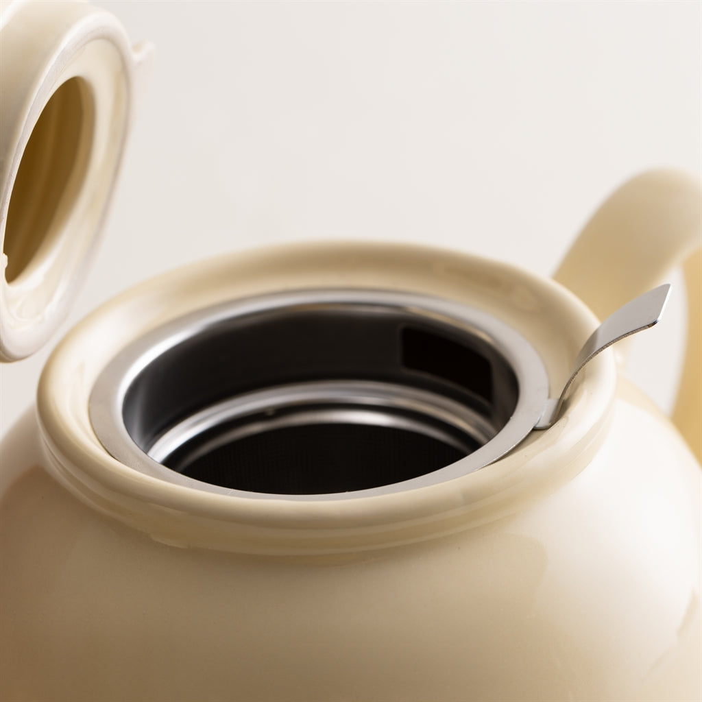 Cream-colored P & K Teekanne teapot with a sleek design, featuring the PRICE & KENSINGTON branding.