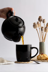 Black P & K Kensington Teekanne teapot with a classic design, featuring a smooth handle and spout, on a white background.