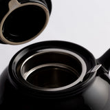 Black P & K Kensington Teekanne teapot with a sleek design, perfect for brewing tea in a stylish kitchen setting.