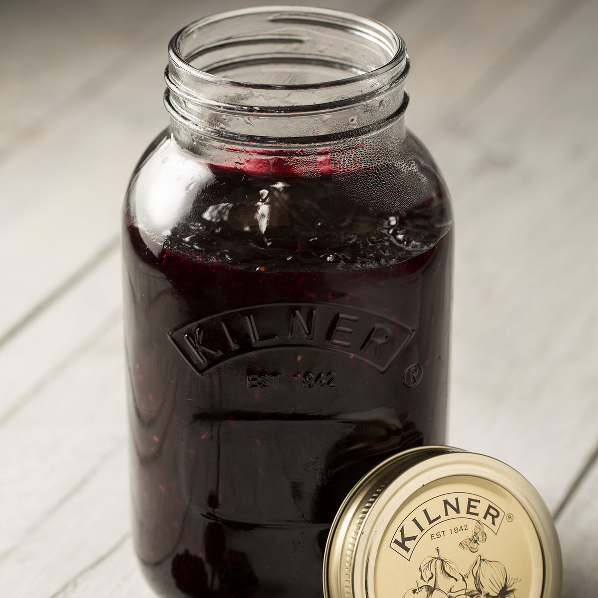 Clear 1L KILNER screw-top canning jar, glass container for preserving food, with metal screw lid and wide mouth opening.
