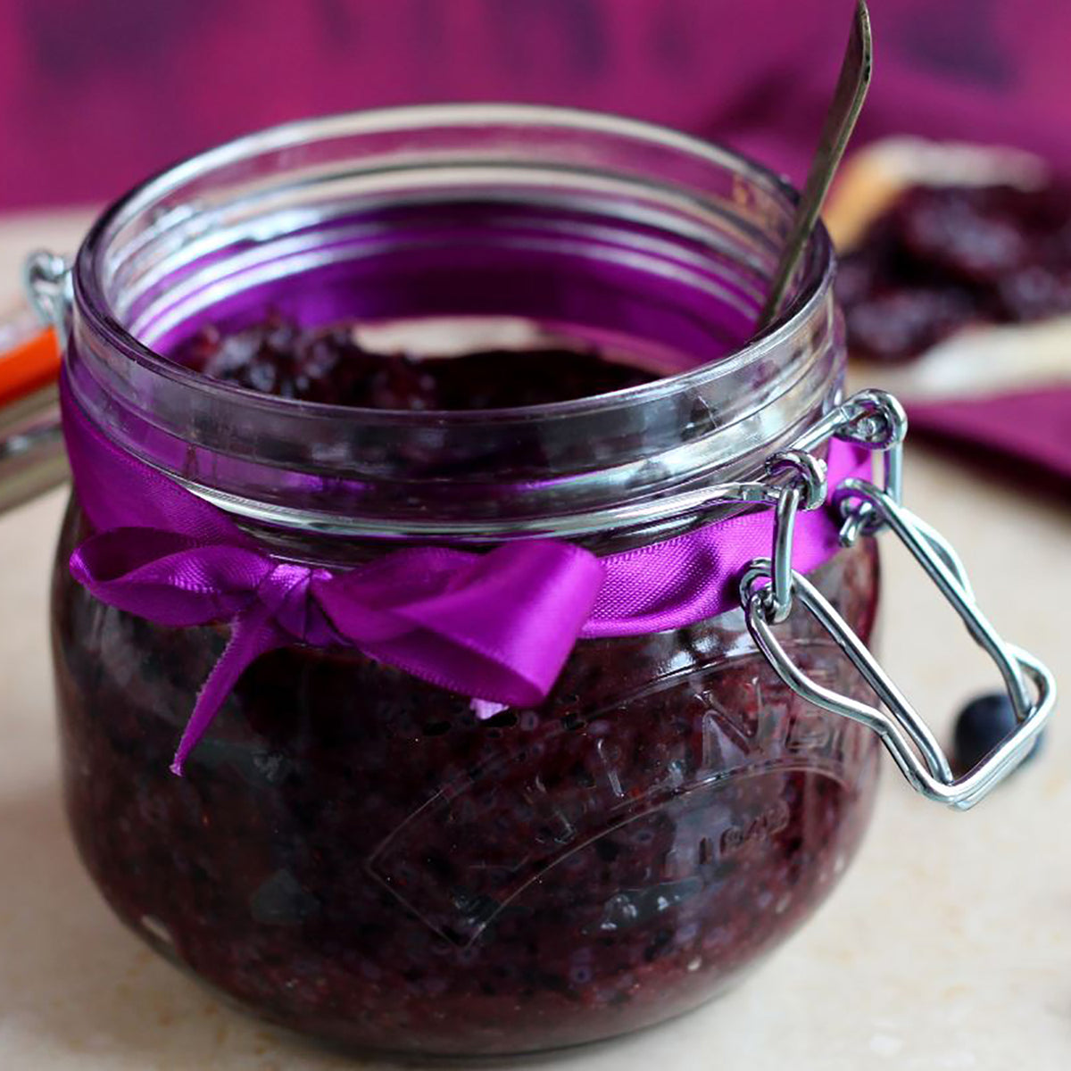Clear KILNER clip round canning jar for preserving, with a metal lid and glass body, ideal for homemade jams and preserves.