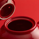 Red P & K PRICE & KENSINGTON Teekanne with a sleek, modern design for brewing and serving tea.