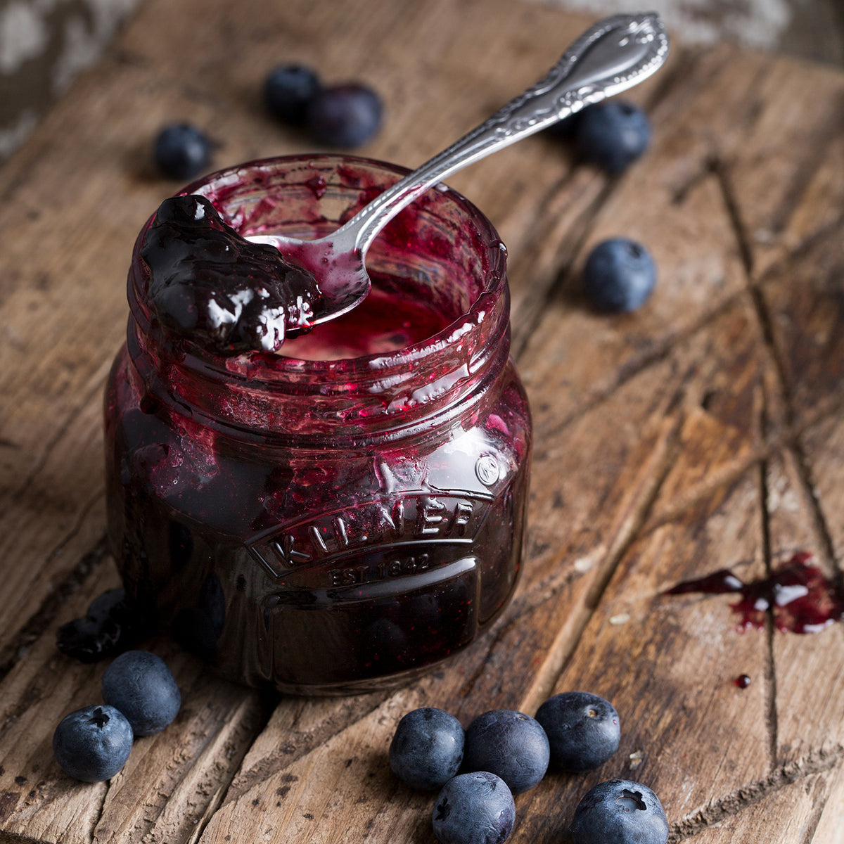 KILNER screw-top clear canning jar with glass lid and metal screw band for preserving food.