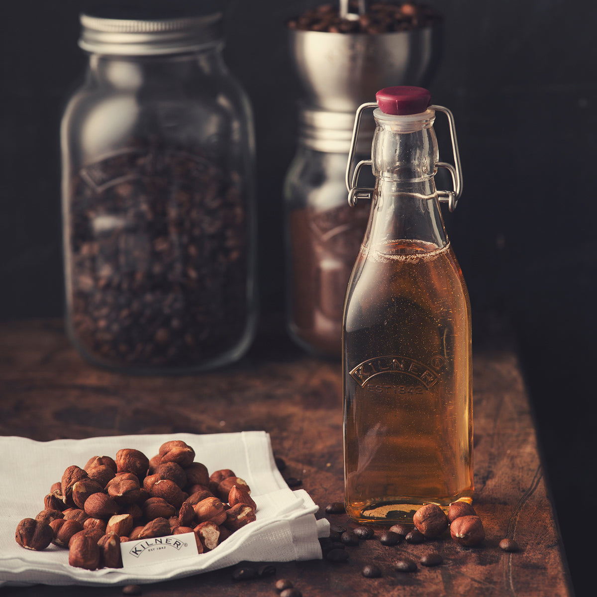 Clear KILNER Einkochflasche Clip Square for preserving liquids, made of durable glass with a secure clip lid.