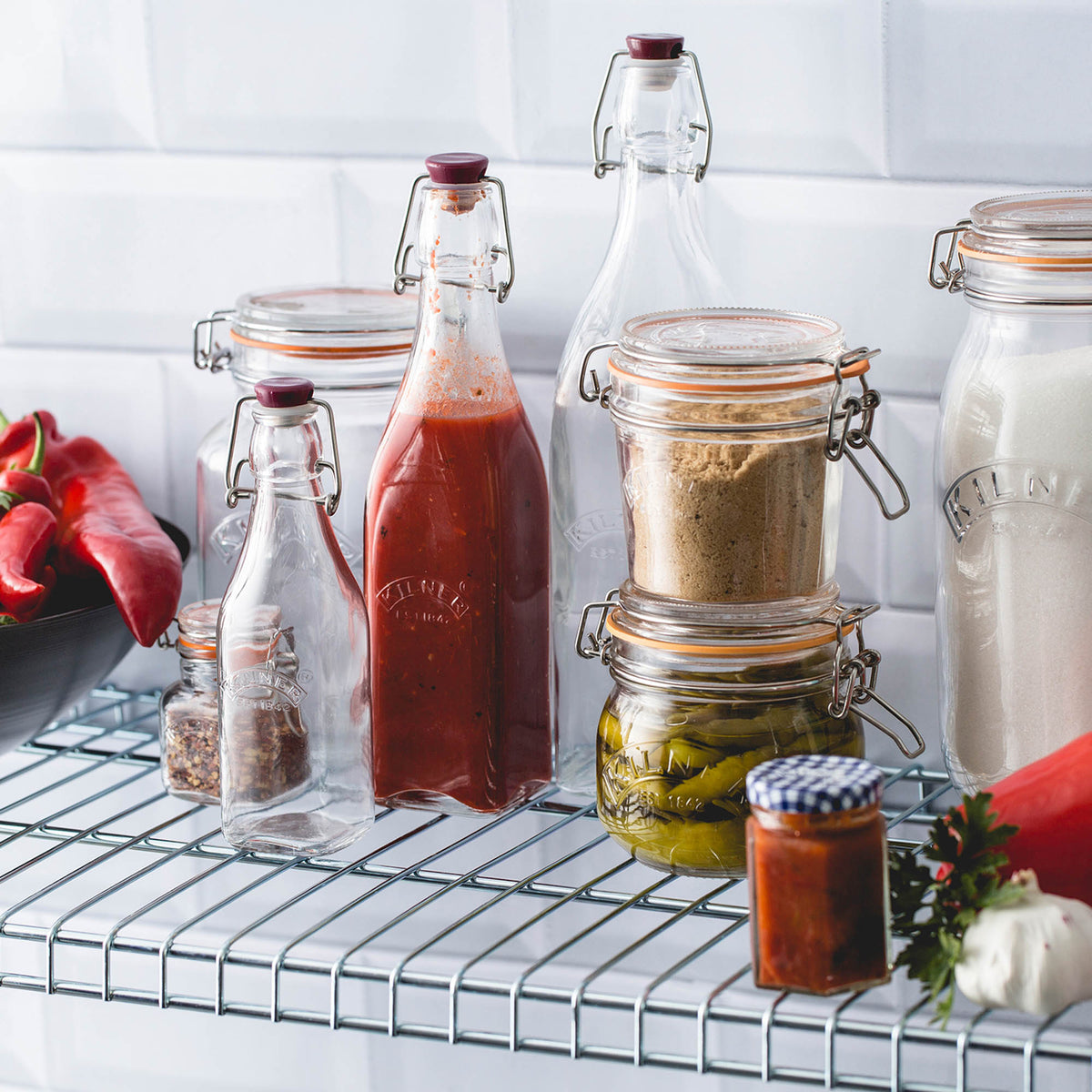 Clear KILNER Einkochflasche Clip Square with secure lid for preserving and storing homemade liquids or preserves.