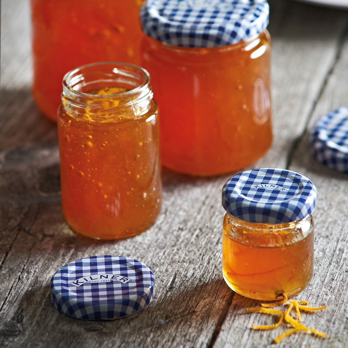 Clear 228 ml KILNER Einkochglas jar with a metal lid, suitable for preserving and storing food.