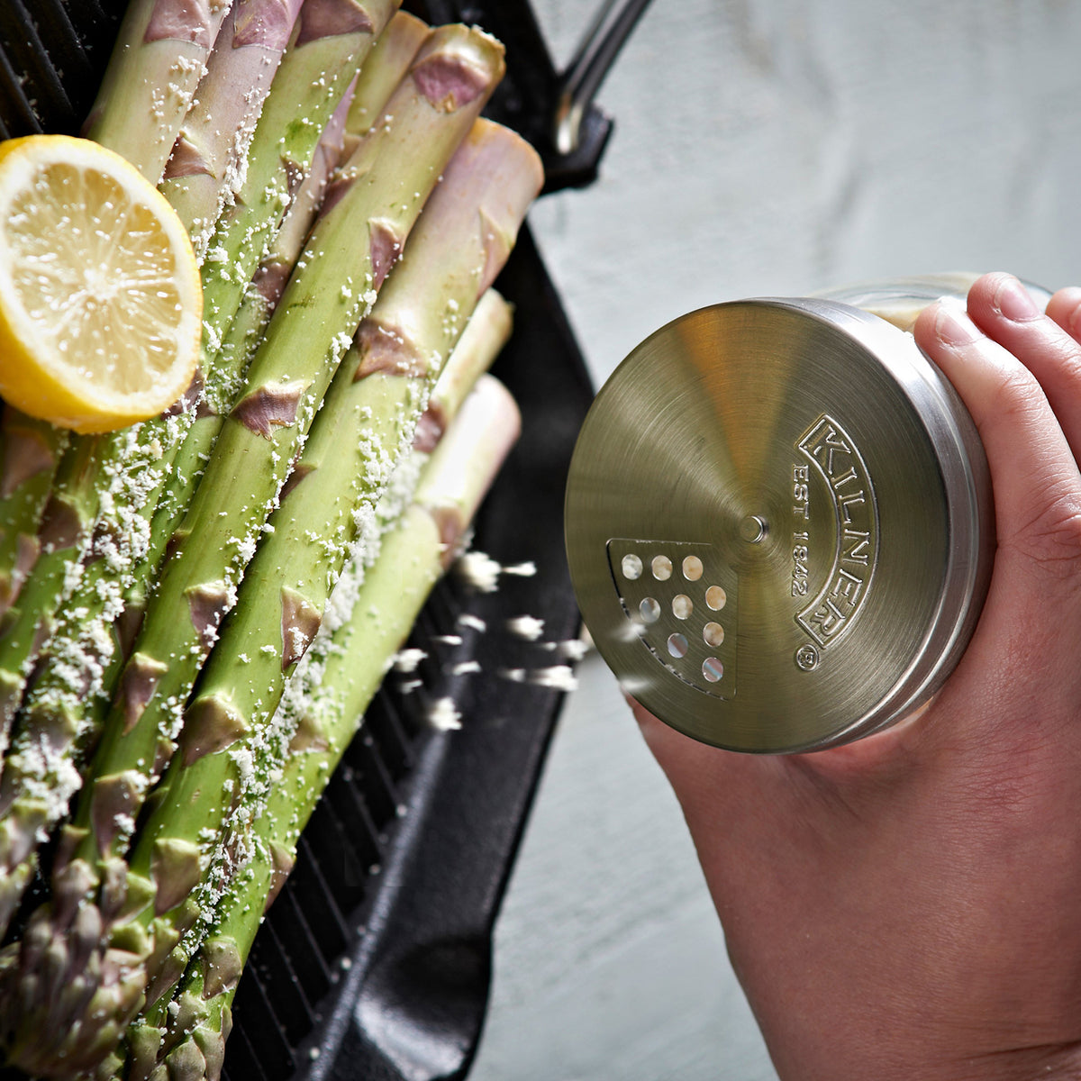 KILNER clear 250 ml Streu-Gläschen with lid for storing spices, herbs, or small kitchen ingredients.